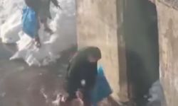 Yüksekova'da çocukların sular altında kalan yollarda şeker mesaisi