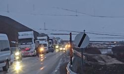 Yüksekova'da heyelan karayolunu yuttu, ilçenin çevre illerle ulaşımı kesildi