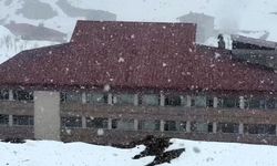 Yüksekova'da kar yağışı ve sis