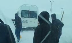 Yüksekova'da tipide yolda mahsur kalan vatandaşlar kurtarıldı