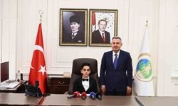 23 Nisan kutlamalarında İzmir Valiliği makamına ilkokul öğrencisi oturdu