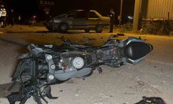 Acı kaza güvenlik kamerasına yansıdı; otomobille çarpışan motosiklet sürücüsü metrelerce havaya uçtu