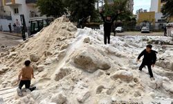 Adana'da nisan ayında çocukların kar topu keyfi