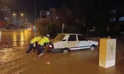 Adıyaman'da kuvvetli yağış sele neden oldu, araçlar mahsur kaldı