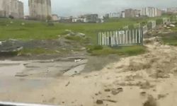 Afetin ortasında tehlikeli oyun: Çocuklar sel sularında oynadı