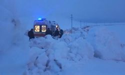 Ağrı'da nisan karı yolu kapattı: Hasta kurtarmaya giden ambulansa ekipler yetişti