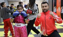 Akran zorbalığından korumak istediği kızını şampiyon yaptı