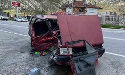 Akseki'de iki otomobil çarpıştı: 3 yaralı