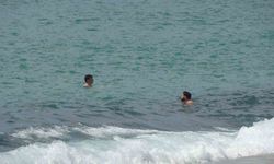 Alanya'da erken yaz görüntüleri: 21 dereceyi gören denize koştu