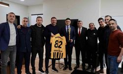 Aliağa Masterler, şampiyonluk kupasını Başkan Acar'a götürdü