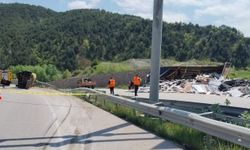 Amasya'da devrilen tırın sürücüsü hayatını kaybetti