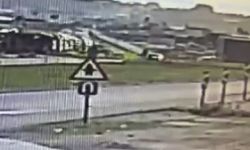 Ani manevra yapan motosikletliye otomobil çarptı