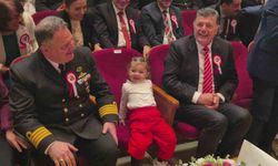 Annesinden elinden kurtulan minik, Vali Arslan'ın koltuğuna oturdu