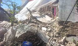 Antalya'da 2 katlı kerpiç ev çöktü