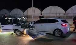 Antalya'da iki otomobilin kafa kafaya çarpıştığı kaza kamerada: 1 ölü