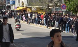 Antalya'da indirimli ikinci el giyim mağazası açılışı yoğun ilgi nedeniyle izdihama dönüştü