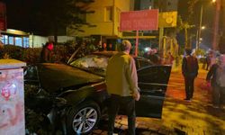 Antalya'da kontrolden çıkan lüks otomobil duvara çarptı: 1 ölü