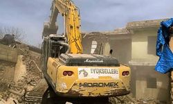 Araban'da depremde hasar gören binaların yıkımına devam ediliyor