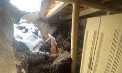 Aşırı yağış nedeniyle toprak damlı evde göçük