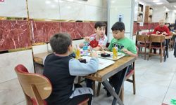 Avcılar'da bir esnaf 23 Nisan dolayısıyla çocuklara ücretsiz yemek ikram etti