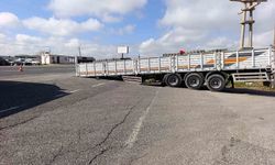 Ayrılan dorse yolu trafiğe kapattı