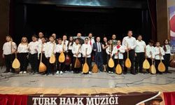 Bağlama kursiyerlerinden halk müziği konseri