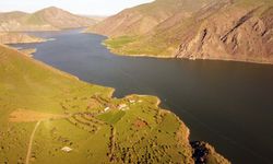 Baharın gelişiyle Keban Baraj Gölü'nde eşsiz manzara