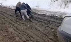 Bahçesaray'da çamurla mücadele: Vatandaşlar araçlarını iple çekerek ilerliyor