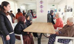 Balıkesirli öğrenciler yaşlıları sevindirdi