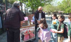 Balıkesirli vatandaş babasının hayrı için öğrencilere pamuk şekeri dağıttı