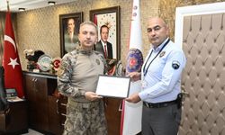 Banka güvenlik görevlisi, yaşlı kadını dolandırılmaktan kurtardı