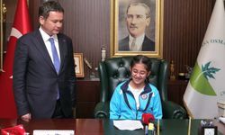 Başkan Aydın koltuğu çocuklara bıraktı