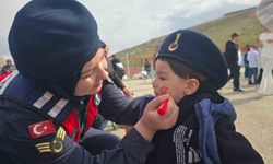 Bayburt'ta jandarması 23 Nisan'ı köy okulunda öğrencilerle kutladı