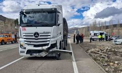 Bayburt'ta tır otomobile çarptı: 3 yaralı