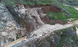 Bingöl'de heyelan yolu kapattı