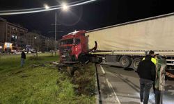 Bingöl'de tır refüje girdi: Facianın eşiğinden dönüldü