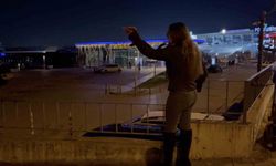 Bursa'da alkollü genç kızlar ortalığı karıştırdı, yol kenarında bekleyen sürücü ve aracına saldırdılar