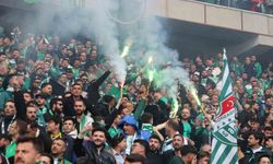 Bursaspor taraftarı Eskişehir tribünlerinde renkli görüntüler oluşturdu