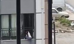 Camdan çıkarak korkulukta gezinen çocuk, yürekleri ağza getirdi