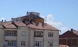 Çatıda tehlikeli çalışma, kameraya yansıdı