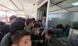 Çocuklara moral vermek isteyen esnaf, depremzede öğrencilere ücretsiz döner dağıttı