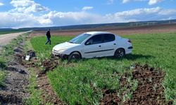 Çorum'da devrilen otomobilin sürücüsü yaralandı