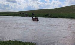 Derenin ortasında mahsur kalan 3 kişi kurtarıldı