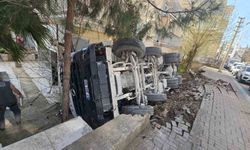 Devrilen mikserde sıkışan sürücü kurtarıldı