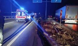 Direksiyon hakimiyetini kaybeden tır refüje çarpıp yan yattı: 1 yaralı