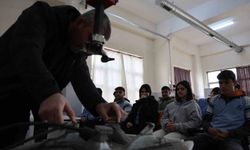 Diyarbakır'da kız ve erkek öğrenciler aldıkları eğitimlerle otomotiv sektörüne giriyor