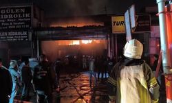 Diyarbakır'da oto tamircideki yangın kask kamerasına yansıdı