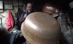 Dövme bakır kazanlar geleneksel yöntemlerle hazırlanıyor