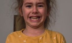 Düzce'de küçük kız İstiklal Marşı'nı hem okudu hem ağladı