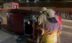 Edirne'de refüje çarpıp yan yatan otomobildeki 2 kişi kurtarıldı